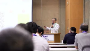 製造業 AI 落地分享：冠理顧問在 2026 ACMT 技術年會講台上說明裕浤科技的 AI 產銷協作示範案